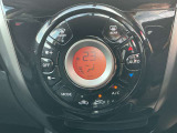車内の温度管理がワンタッチで簡単に出来るのがオートエアコンです。これでいつでも快適ドライブが出来ますね!
