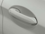 コンフォートアクセス付きでキーを携帯していれば施錠、開錠が可能です。