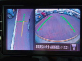 サイドブラインドモニターは、障害物などの確認を補助するシステムです。前進、右左折するときは直接目で周囲の安全を確認し、ゆっくりした速度で運転してください。また、左折時には内輪差に注意してください。