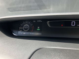 メータ―左側に見やすい液晶パネルを装備。安全装備の設定確認・変更、車両状態の表示など切り替える事が出来ます。