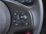 【アダプティブクルーズコントロール】ステアリングのスイッチを操作するとミリ波レーダーで先行車との距離を測定。設定を適切に保ちながら加速・減速、さらに停止まで自動に追従します。