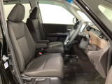 女性でも運転がしやすいように、シートの高さ調整機能(シートリフター)がついています。運転席と助手席の間が空いている為、助手席側への移動がスムーズです。交通量の多い道でも助手席側から乗り降りができます。