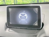 【マツダコネクトナビ】車内の雰囲気にマッチした一体型タイプのナビ。各種車輌設定やBluetooth再生等、様々な機能が楽しめます。直感的なダイヤル操作が可能で、使い勝手も良好です。