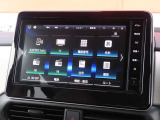 ナビゲーション+AV 2画面表示(デュアルウィンドウ)、TV、FM/AM、Bluetooth Audio、microSDカード(音楽/動画ファイル再生)、ハンズフリーフォン、スマホでの地図更新が可能な高性能大型ナビです。