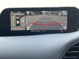360度ビューカメラを搭載。4方の小型カメラの映像を処理し、車両真上からの映像に変換しています。