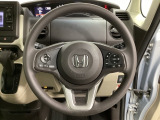 ハンドルにHondaセンシング系のクルーズコントロールやレーンキープアシストなどのスイッチと、オーディオの操作スイッチが装備されています。ハンドルから手を離さず安全に操作できます。