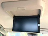 【フリップダウンモニター】大画面モニターで後席でもエンタメをお楽しみいただけます。小さなお子様にも大人気の装備です♪
