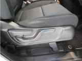 【ハイトアジャスター】レバーの上下操作だけで、座面を運転しやすい高さへ簡単に調節できます。