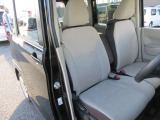 運転席には、シートリフターが付いております☆ 前後のスライドに加えシートの高さも変更出来ますので小柄な女性の方でも運転し易いポジションを取れます♪