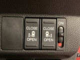 リアドアは乗り降りに便利な両側電動スライドドアです。また運転席に座っていながらスイッチ操作で自在にスライドドアを開け閉めできます。