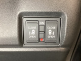 リアドアは乗り降りに便利な両側電動スライドドアです。また運転席に座っていながらスイッチ操作で自在にスライドドアを開け閉めできます。