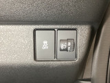 ハンドルの右側にはヘットライトリベライザーとVSA(ABS+TCS+横滑り抑制)の解除スイッチがついています。ヘッドライトリベライザーは道路状況や積荷の加重に応じてライトの高さを調節できます。