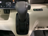 CVT車のセレクトレバーです。低速から高速まで、変速ショックのないスムーズな走りを実現するとともに、エンジン効率のよい領域を維持することで燃費にも貢献します。
