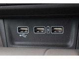 充電用USBソケット&times;2とナビ接続用USBソケット&times;1