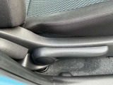 運転席はラチェット式レバーで高さも調整できます