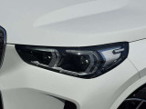 LEDヘッドライト。先進のLEDテクノロジーを採用。照射される白色光の周波特性は太陽に近く、バイキセノンヘッドライトを上回るコントラストでさらに明るく輝きます。悪天候の日でも優れた視認性を発揮します。