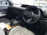 視線移動が少なくドライビングに専念できるコックピット。運転中に必要な「走行情報」とそれ以外の「便利・快適情報」を明確に分けてあるので情報を得る時に迷いを少なくしています。