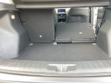 後席は分割可倒式で、用途に合わせてアレンジ可能。荷物の量や乗車人数に応じて柔軟に使える便利なシートです。
