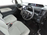 シンプルで使いやすいデザインの運転席です。