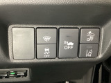 Hondaセンシング用の、VSA(ABS+TCS+横滑り抑制)解除と路外逸脱抑制機能のオンオフスイッチなどはハンドルの右側に装備しています。