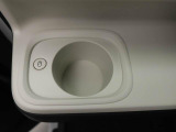カップホルダーは運転席や助手席からちょうど手の届く位置です!!