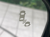 【ブラインドスポットインフォメーション】走行中、ドアミラーの死角になりやすい箇所に後続車が接近するとサイドミラー付近に警告を表示、ドライバーに注意喚起をしてくれます。