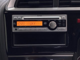 純正CDチューナーにはAUX入力端子がついてますので外部入力から音楽などを楽しめます。その下には1DIN分の小物入れがついています。CDケースなどを入れるのに便利です。