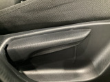運転席にはドライバーの体型や好みに応じて前後方向だけでなく、高さの調整ができるシートリフターを装備!