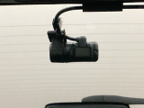 後方にもドライブレコーダーのカメラが付いています。前後両方でお車の周りを監視・記録いたします。