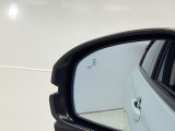 ブラインドスポットインフォメーションは走行中、斜め後ろに車両を感知すると、ドアミラーやピラーの上にマークを点灯してお知らせします。