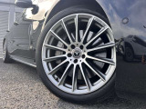 メルセデス・ベンツの定める厳しい基準をクリアしたお車のみをご案内させて頂きます。納車前整備はメーカー規定に基づき最大100項目にも及ぶ点検を熟練のメカニックによって行いご納車させて頂きます。