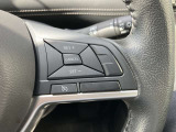 ハンドルの右側にはクルーズコントロールスイッチが装備されています。高速道路で運転の疲れを軽減します。