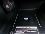 対応スマホを置くだけで、ワイヤレスで充電可能です。