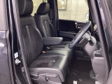 フロントシートはベンチシートです。ベンチシ―トは運転席と助手席の移動もスムーズ!狭い駐車場での乗り降りに便利です。