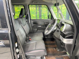 運転席まわりには十分なスペースがあり、大柄な方でもゆったり運転していただける環境です。
