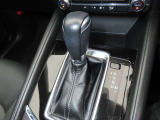 CX-5のシフトレバーです。MTモード付きの6ATで、しなやかな走りを支えます。また、足元にはフロアマットも装着済みです。