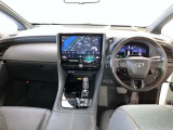 運転席周りのレイアウトをご覧ください。ナビゲーションが綺麗に装着されスッキリ収まってますね!操作スイッチも手が届きやすくわかりやすいです!