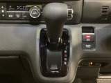CVT車のセレクトレバーです。低速から高速まで、変速ショックのないスムーズな走りと、エンジン効率のよい領域を維持して燃費にも貢献します。サイドブレーキはスイッチ操作の電子制御パーキングブレーキです。