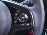 【アダプティブクルーズコントロール】ステアリングのスイッチを操作するとミリ波レーダーで先行車との距離を測定。設定を適切に保ちながら加速・減速、さらに停止まで自動に追従します。