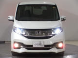 ハロゲンより明るく、より遠くまでさらなる安心感のあるLEDヘッドライトを採用。照射軸の上下方向を自動調整するオートレベリング機構、点灯忘れも防止できるオートライトコントロール機構付きです。