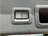 電動バックドアが付いています。こちらはボタン一つで車のバックドア(荷台のドア)を電動で自動的に開閉できる機能のことです。