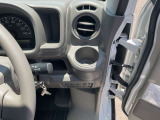 運転席と助手席に同様のドリンクホルダー装備です。