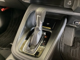 「e:HEV」は、モーター走行を中心にしながら電気エネルギーやエンジン動力を最も効率よく使い分けることができる賢いハイブリッドシステムです。サイドブレーキはスイッチ操作の電子制御パーキングブレーキです
