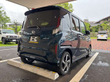 スタイルの良さが伝わる右後方アングル。リアの迫力と側面ライン、角の状態までまとめて確認。