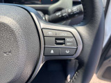 【クルーズコントロール】アクセル操作なしで一定速度を保つ機能。先行車との距離を自動調整する追従型が主流で、高速走行時の疲労を劇的に軽減します。長距離移動が多いお客様への商談では必須の快適装備です。