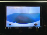 ギヤをR(バック)に入れるとナビの画面に後ろの映像が映るリアカメラ付です。後退時、コンディションが悪い視界でもカラーバックモニターがドライバーをサポートします。