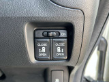 両側電動スライドドアです。運転席やキーレスから開閉が出来てとても重宝します。