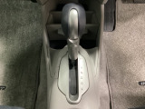 CVT車のセレクトレバーです。低速から高速まで、変速ショックのないスムーズな走りを実現するとともに、エンジン効率のよい領域を維持することで燃費にも貢献します。
