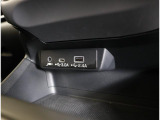 センターインフォメーションディスプレイの下には、充電にも使用できるナビ接続用USB端子があります。AUX端子にオーディオプレーヤーが接続できます。
