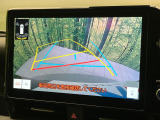 【バックカメラ】駐車時に後方がリアルタイム映像で確認できます。大型商業施設や立体駐車場での駐車時や、夜間のバック時に大活躍!運転スキルに関わらず、今や必須となった装備のひとつです!